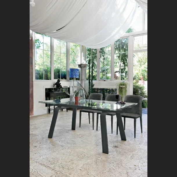 Tavolo Gemini con top in ceramica marmo nero e base in massello di noce di Stones