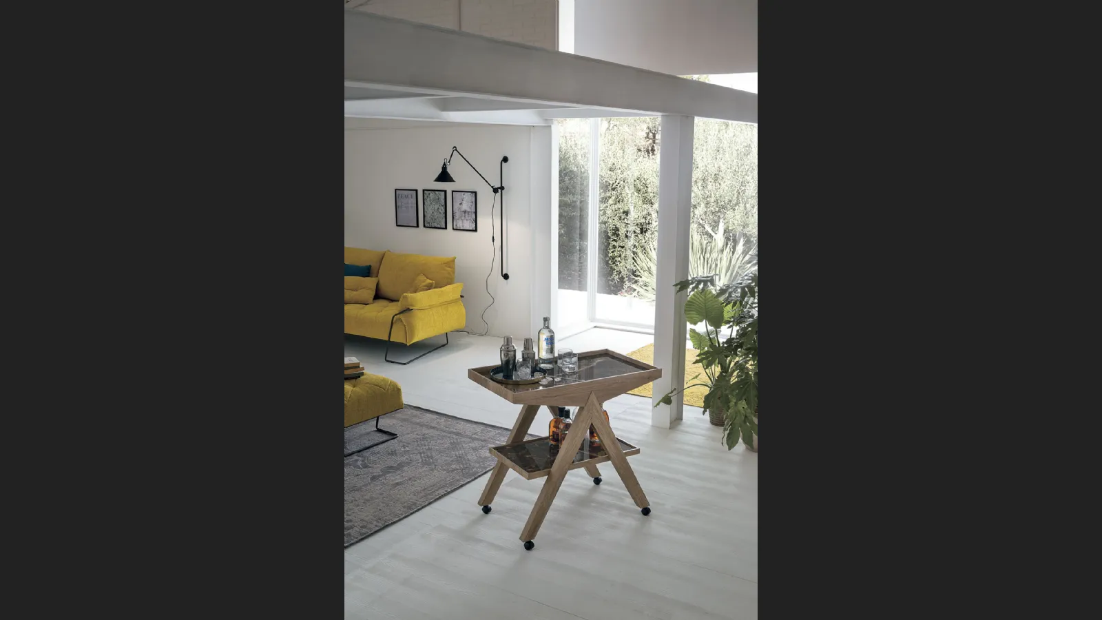 Tavolino carrello Arrow con piani in gres e struttura in laminato effetto legno di Target Point