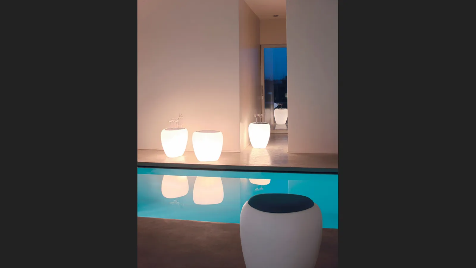 Tavolino di design Ios in polietilene con top in plexiglass e base illuminata di Tonin Casa