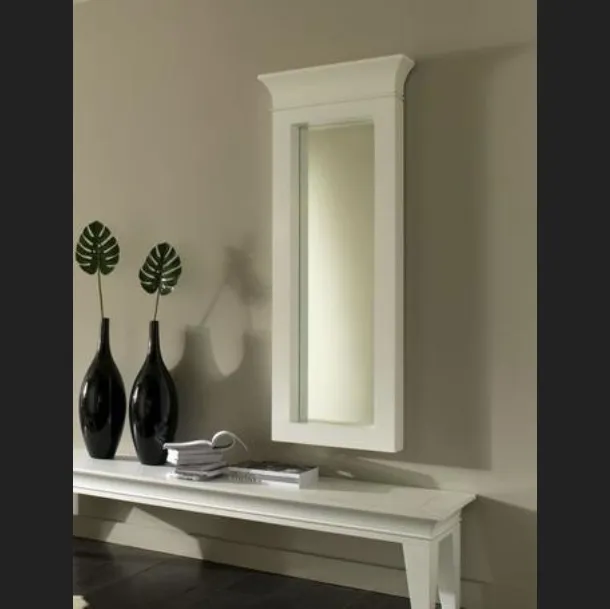 Specchio con capitello con cornice in legno laccato bianco di Stones