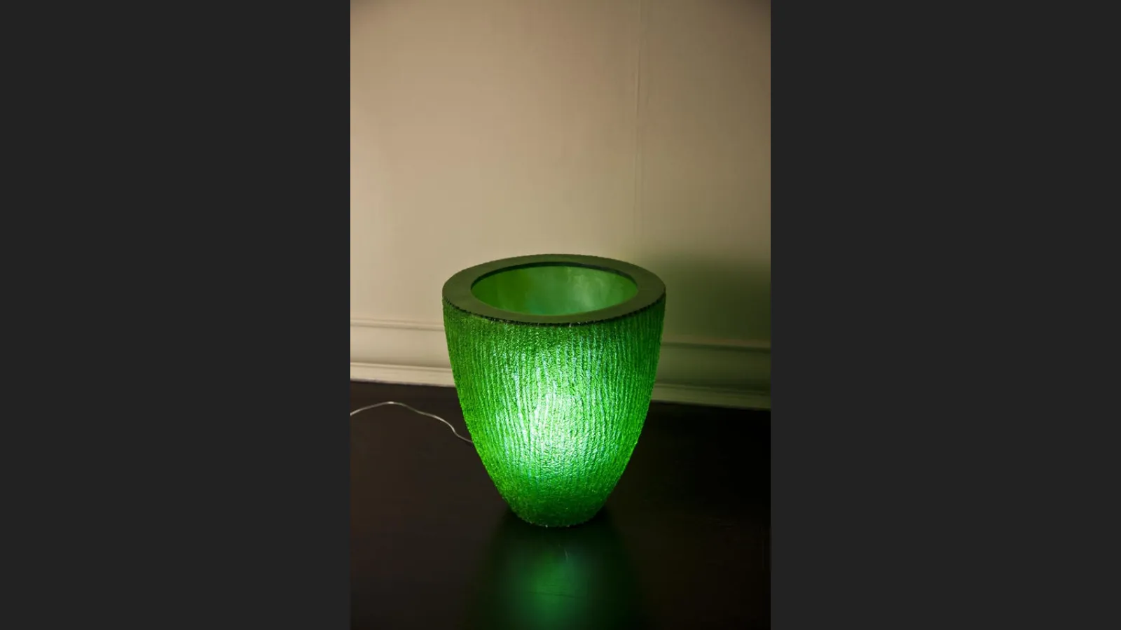 Vaso verde in resina con luce interna di Stones