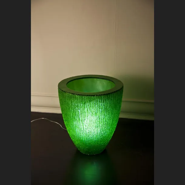 Vaso verde in resina con luce interna di Stones