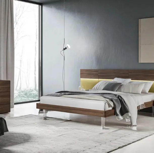 Letto finitura Forestal Dark con piedi in plexiglass e testiera rivestita in tessuto GL05 Puzzle di Marka Total Living