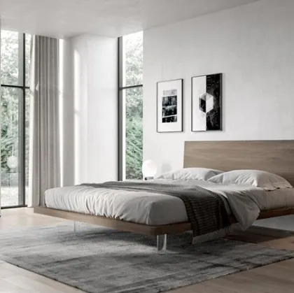 Letto dal design moderno semplice e lineare con testiera in nobilitato essenza Olmo juta e piedini trasparenti Zeo di Villanova