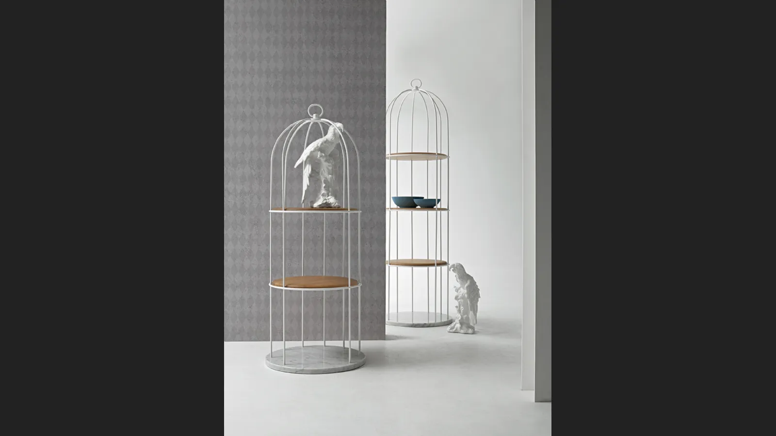 Libreria freestanding Tweet in metallo con ripiani in legno massello e base in marmo di Tonin Casa