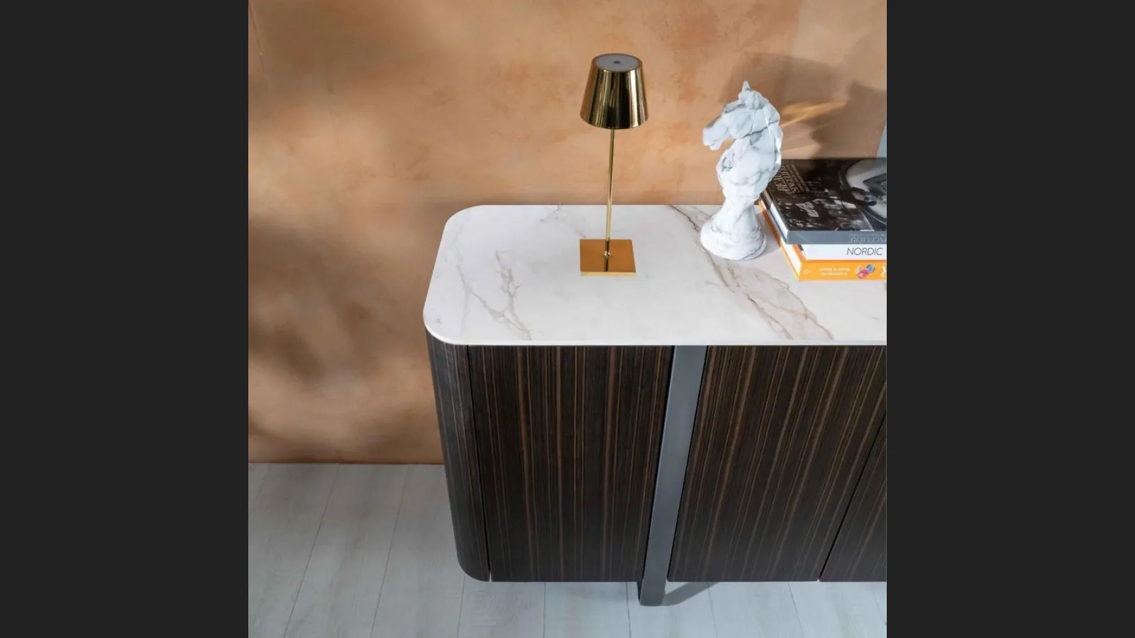 Madia Andromeda in MDF impiallacciato con finitura Ebano con top in ceramica marmo Calacatta Oro di Stones