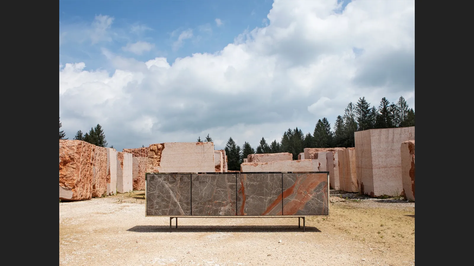 Madia Beyond con ante in marmo di Tonin Casa