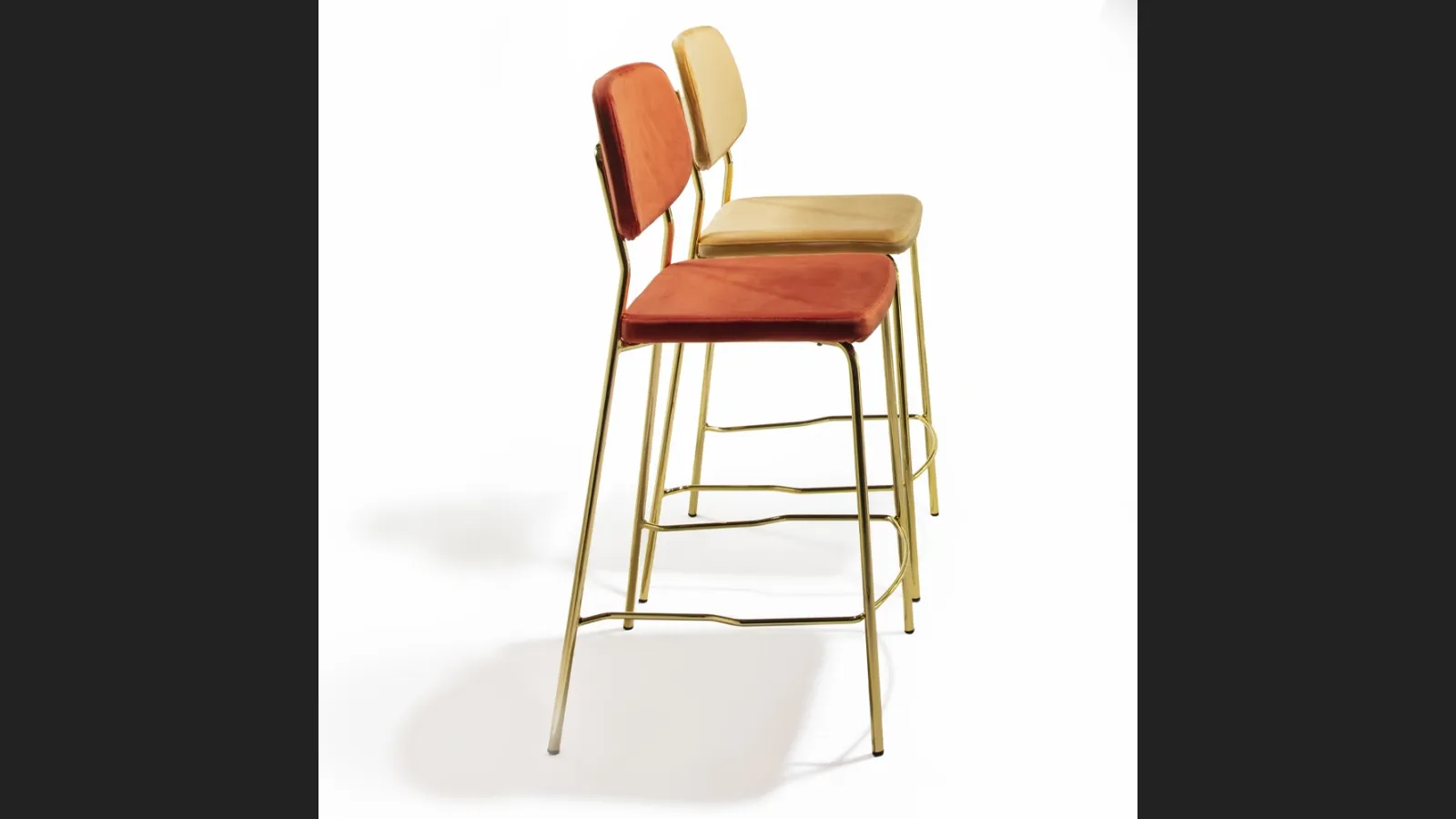 Sgabello Ginger Stool in velluto antimacchia arancio e senape con base in ottone lucido di La Seggiola