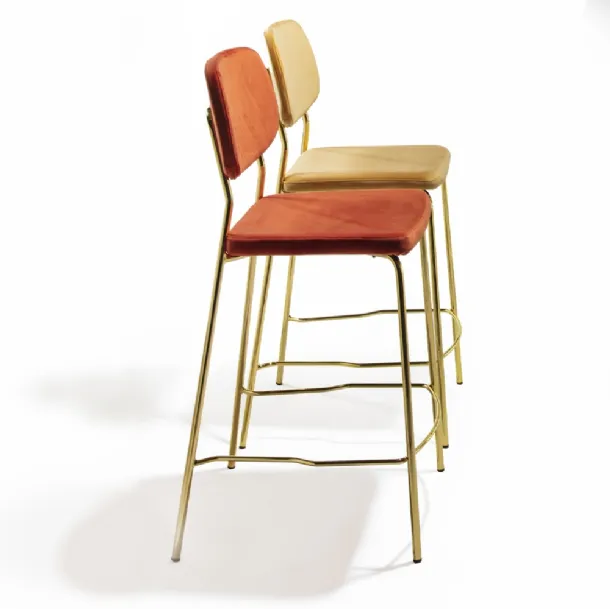 Sgabello Ginger Stool in velluto antimacchia arancio e senape con base in ottone lucido di La Seggiola