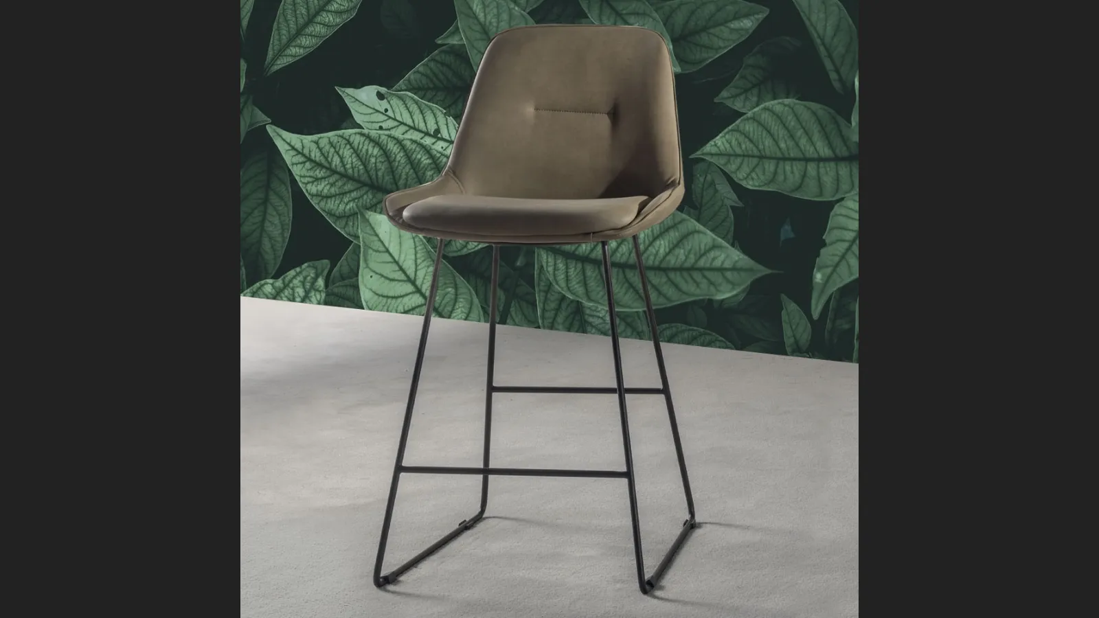 Sgabello Norway Stool slitta in eco Nabuk con struttura in metallo verniciato nero di La Seggiola