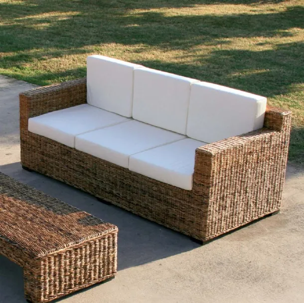 Divano Croco Sofa a tre posti con struttura finitura intreccio di Banano naturale con cuscini in tessuto imbottito di La Seggiola