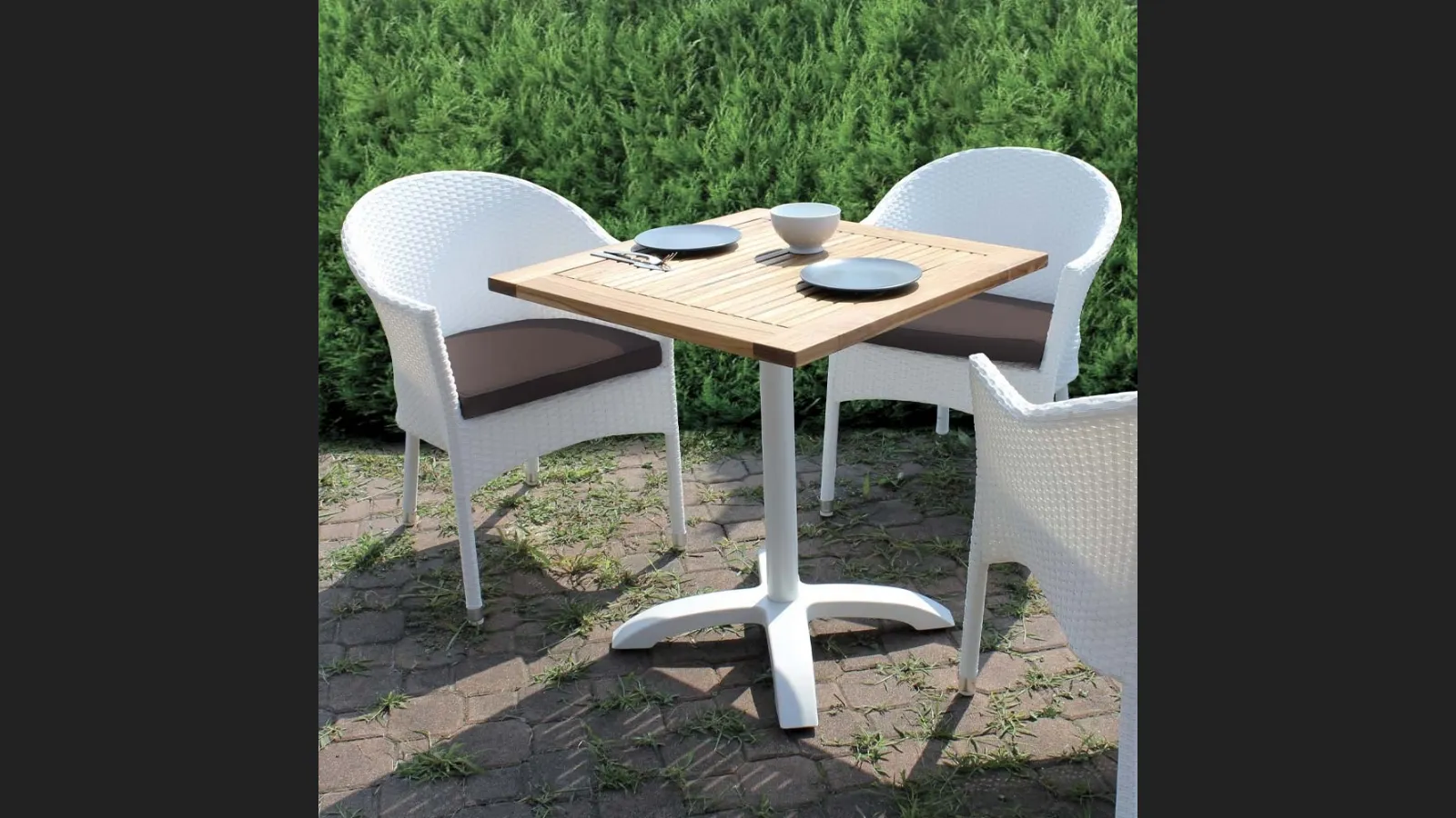 Poltroncina da giardino Greenfield con struttura in alluminio rivestita in fibra di polipropilene intrecciata a mano di La Seggiola