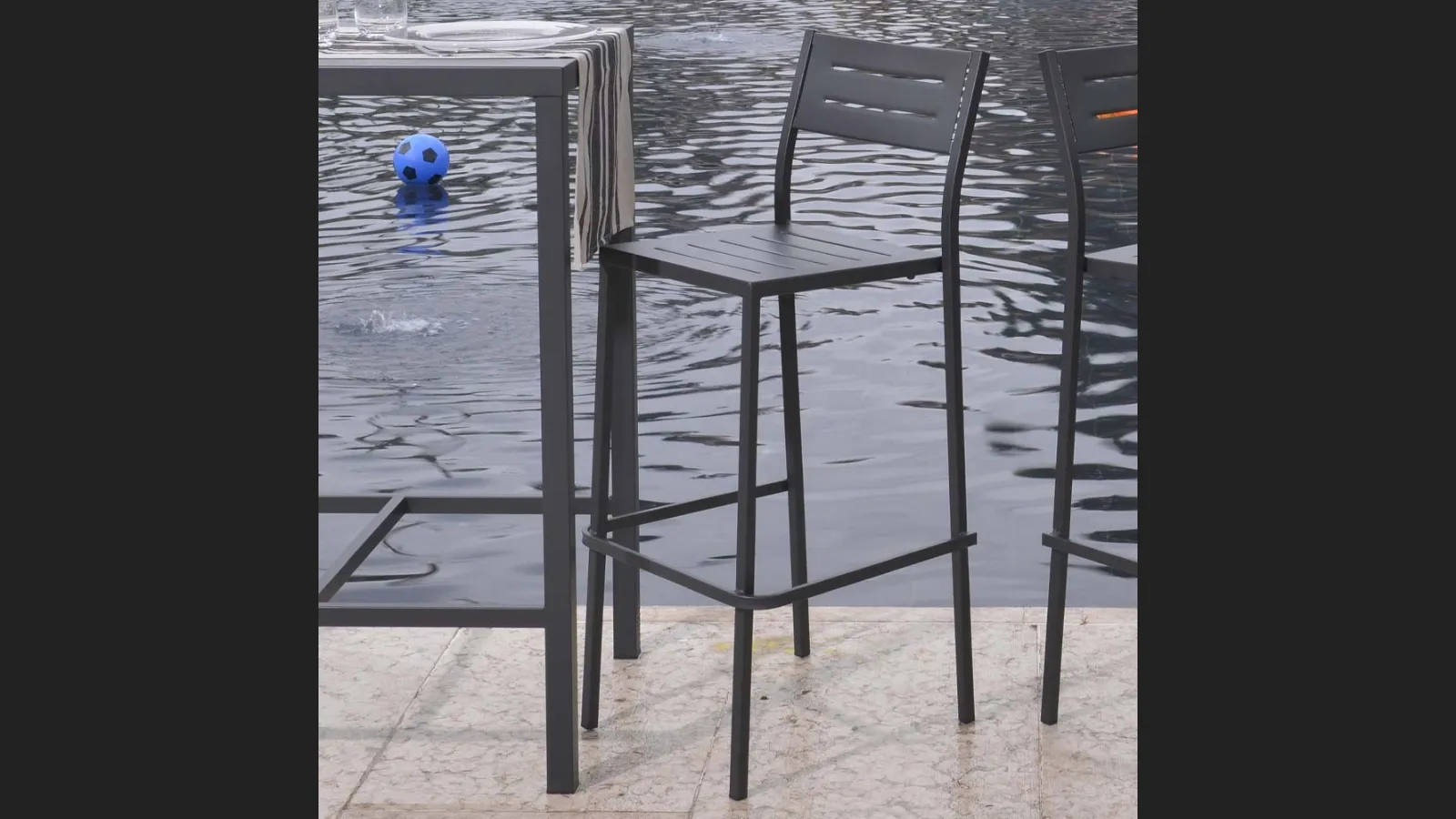 Sgabello da giardino Out Metal alto in acciaio zincato e verniciato poliestere per esterni di La Seggiola